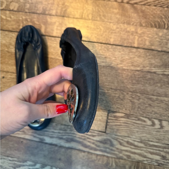 Tory Burch Black and Gold Flats with Iconic Logo - Picture 2 of 4